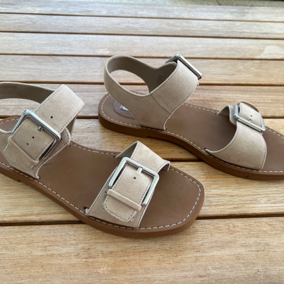 Steve Madden Sandals Santo Buckle Detailed Like New Color is Sand Size 8M - Picture 4 of 13